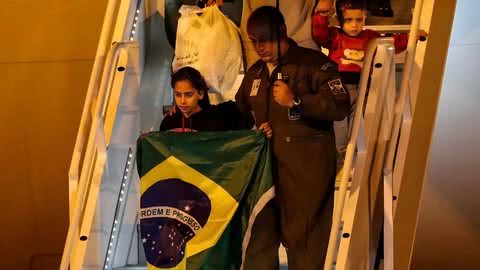 Segundo o Palácio do Planalto, não há previsão de novo voo de repatriação - Imagem: Twitter/ @folha