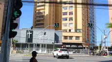 Semáforos modernos. - Imagem: Divulgação / Prefeitura de Santos