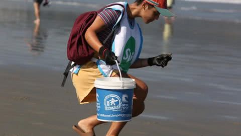 Mutirão recolhe mais de 100 quilos de lixo em praia de Santos - Imagem: reprodução Prefeitura de Santos