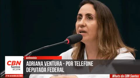 Adriana Ventura, por telefone na Rádio CBN Santos - Imagem: CBN Santos