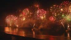 Os fogos de artifício estarão distribuídos em 10 embarcações ao longo da orla - Imagem: Prefeitura de Santos