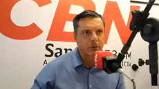O prefeito esteve na rádio na última sexta-feira (10) - Imagem: CBN Santos