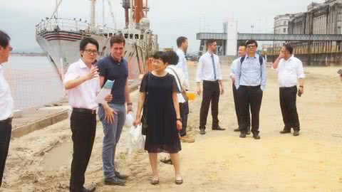 A comitiva chinesa foi recebida pelo secretário de Assuntos Portuários, Bruno Orlandi - Imagem: Prefeitura de Santos