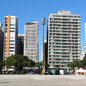 Representantes de condomínios, especialistas e Prefeitura de Santos discutem alternativas de financiamento para obras de reaprumo em edifícios inclinados da orla santista - Imagem: A Tribuna Jornal