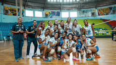 As meninas venceram os oito jogos que disputaram perdendo apenas um set - Foto: Divulgação