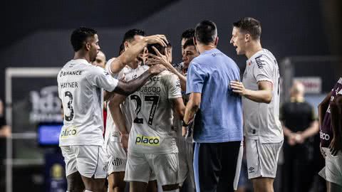 Jogadores do Santos comemoram gol marcado diante do Goiás, na Vila Belmiro - Imagem: Flickr/Santos