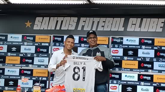 O ídolo do Santos, Serginho Chulapa, foi o escolhido para apresentar a 19ª contratação do clube na temporada - Imagem: Jelson Henrique/Rádio CBN Santos