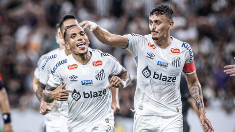Rómulo Otero e Diego Pituca celebram gol marcado diante do Ceará - Imagem: Flickr/Santos