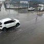 Avenida Nossa Senhora de Fátima apresentou pontos de alagamento nesta segunda-feira (14), em Santos. Cidade acumulou 400,99 milímetros de chuva nas duas primeiras semanas de setembro, volume quase três vezes superior à média histórica do mês - Imagem: Prefeitura de Santos