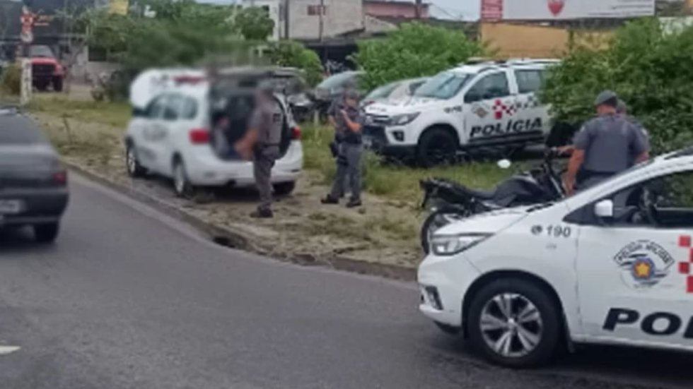 Incidente resultou na queda das vítimas durante a ação criminosa - Imagem: Reprodução/Praia Grande MIL Grau