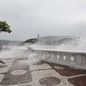 Mar agitado com ondas quebrando na orla da Baía de Santos