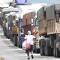 Caminhoneiros autônomos iniciaram mobilização no entorno do Porto de Santos para pressionar o Senado pela votação da MP do Frete. - Imagem: Roberto Vazquez / Futura Press