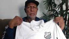 Camisa de Pelé no Santos vai a leilão para ajudar esposa de ex-zagueiro contra Alzheimer - Imagem: reprodução Instagram