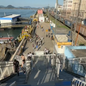 Passageiros utilizam a Passarela da Alfândega, no Centro de Santos, enquanto os elevadores permanecem fora de funcionamento. Rampa foi liberada como alternativa durante o período de manutenção - Imagem: Tv Tribuna