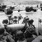Soldados americanos desembarcam na praia de Omaha, Normandia, em 6 de junho de 1944. Fotografia oficial do Exército dos Estados Unidos - Foto: Reprodução