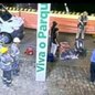 Um homem morreu após cair da passarela que liga Santos a Vicente de Carvalho, em um ponto movimentado da cidade - Foto: Reprodução