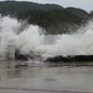 Fenômeno causado por sistema de alta pressão provoca ondas de até 3 metros e maré alta na região costeira - Foto: Silvio Luiz/ Jornal A Tribuna