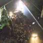 A carreta que transportava pisos perdeu o controle e espalhou a carga, exigindo ação rápida das equipes de socorro na madrugada - Foto: Reprodução/ CCI Artesp