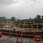Com balsa flutuante, fundação de ponte na rodovia Caminho do Mar passa por modernização - Imagem: Reprodução