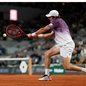 João Fonseca, de 19 anos, é superado por Jakub Mensik em quartas de final - Foto: Matthew Stockman/Getty Images