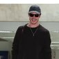 Shawn Mendes atende fãs em aeroporto após pousar no Rio de Janeiro - Imagem: Reprodução