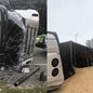 Um caminhoneiro de 32 anos foi preso após tombar carreta carregada de grãos em Santos, provocando grande mobilização de resgate - Foto: Reprodução