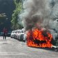 Incêndio em caminhonete Fiat Toro na Rua Antônio Mendes Júnior em Guarujá mobiliza bombeiros e assusta moradores - Foto: Divulgação