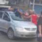 Acidente impressionante deixa motociclista ferido sobre teto de veículo em Guarujá - Imagem: Divulgação