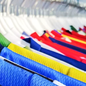 A operação revelou um esquema organizado de contrabando, com camisas de futebol disfarçadas entre malas comuns no contêiner - Foto: Receita Federal