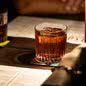 O Hideout Speakeasy, único bar do litoral paulista certificado como Embaixada Oficial do Negroni, traz novidades para a Negroni Week 2026 - Foto: Divulgação / Hideout Speakeasy