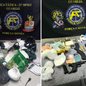 Policiais encontraram fuzis, pistolas e material para fracionamento de drogas em um imóvel residencial - Imagem: Divulgação / PM
