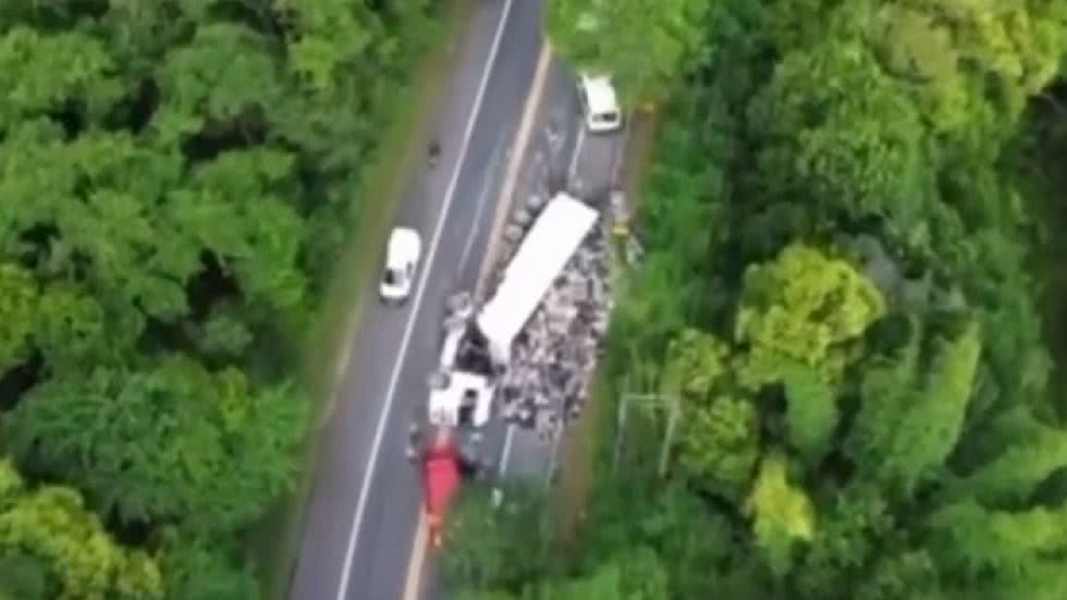 Homem ferido foi atendido pelas equipes do Serviço de Atendimento Móvel de Urgência (SAMU) e do Corpo de Bombeiros - Imagem: Reprodução/ Radar Litoral