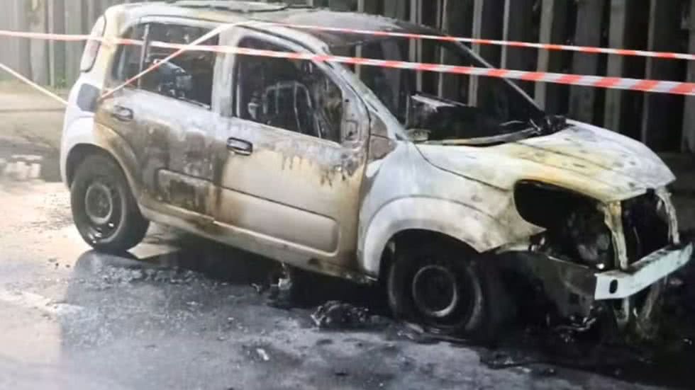 Incêndio em um veículo estacionado na Rua Mem de Sá, no bairro Boa Vista - Imagen: Reprodução/ g1 Santos