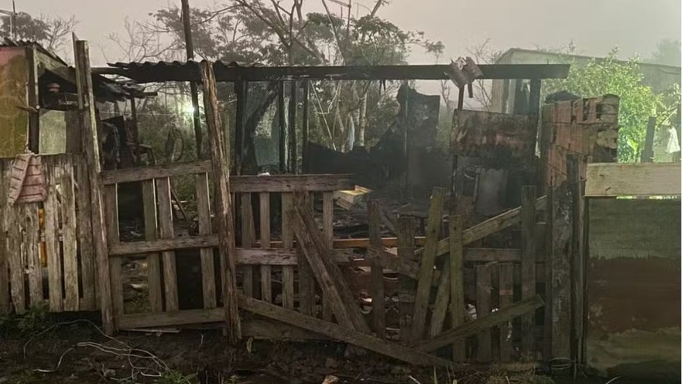 Casa em Itanhaém é destruída por incêndio; corpo é encontrado carbonizado - Imagem: Divulgação / Polícia Civil