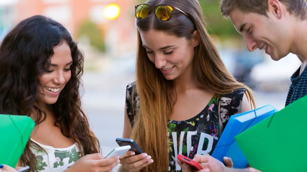 Uso de aparelhos eletrônicos é proibido além das aulas, mas também no intervalo, recreio e atividades extracurriculares - Imagem: Freepik