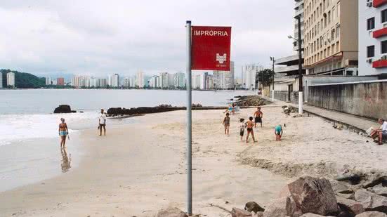 Cidades do litoral de São Paulo têm quase todas as praias impróprias para banho - Imagem: Reprodução/ Cetesb