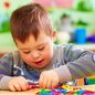 Clínicas de Limeira usam autismo como "produto" e faturam alto; relatório denuncia o escândalo - Imagem: Reprodução | Freepik