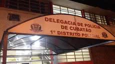 homem foi detido e levado ao 1º Distrito O caso foi registrado no 1ºDP Policial de Cubatão. Após o registro, o rapaz foi liberado, e os entorpecentes foram apreendidos - Imagem: Guilherme Lucio da Rocha / G1