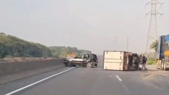 Engavetamento deixa feridos em rodovia do litoral de São Paulo - Imagem: Reprodução/ Redes Sociais