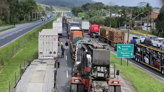 Rodovia Régis Bittencourt pegou fogo após carreta que transportava 25 mil litros de gás - Imagem: Reprodução/ G1