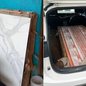 Parte dos pisos e revestimentos de alto valor foi recuperada pela Polícia Civil durante a operação que resultou na prisão de um casal suspeito de integrar um esquema de furto e revenda de materiais de construção em Ilha Comprida - Imagem: Divulgação/Polícia Civil