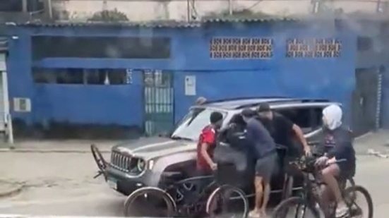 Aproximadamente cinco indivíduos, aparentemente menores de idade e em bicicletas, cercaram o automóvel - Imagem: Reprodução/Marcelo Ricky