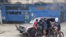 Aproximadamente cinco indivíduos, aparentemente menores de idade e em bicicletas, cercaram o automóvel - Imagem: Reprodução/Marcelo Ricky