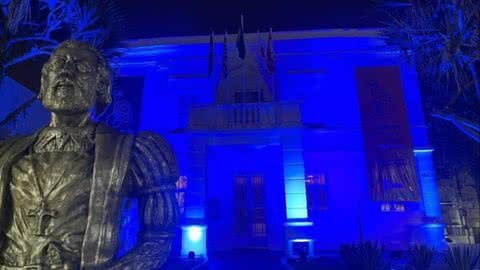 Paço Municipal de São Vicente com iluminação azul em homenagem à Campanha “Go Blue”, ONU - Imagem: reprodução redes sociais