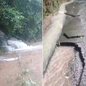Trecho da Serra do Guaraú foi bloqueado após fortes chuvas provocarem deslizamentos e danos na pista em Peruíbe. - Imagem: Reprodução/Defesa Civil Estado