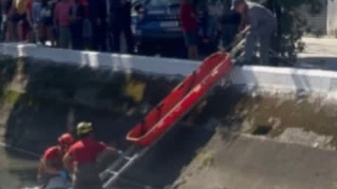 Os profissionais encontraram o corpo do homem e retiraram de dentro do canal - Imagem: Divulgação/ G1
