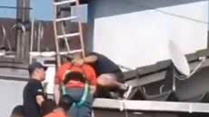 Operador com a cabeça presa na escada após queda de 3 metros de altura - Imagem: Reprodução/Guarujá Mil Grau