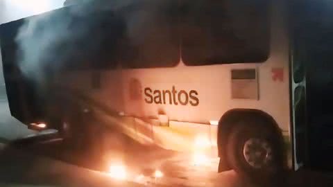 O Corpo de Bombeiros e Polícia Militar foram acionados ao local - Imagem: CBN Santos