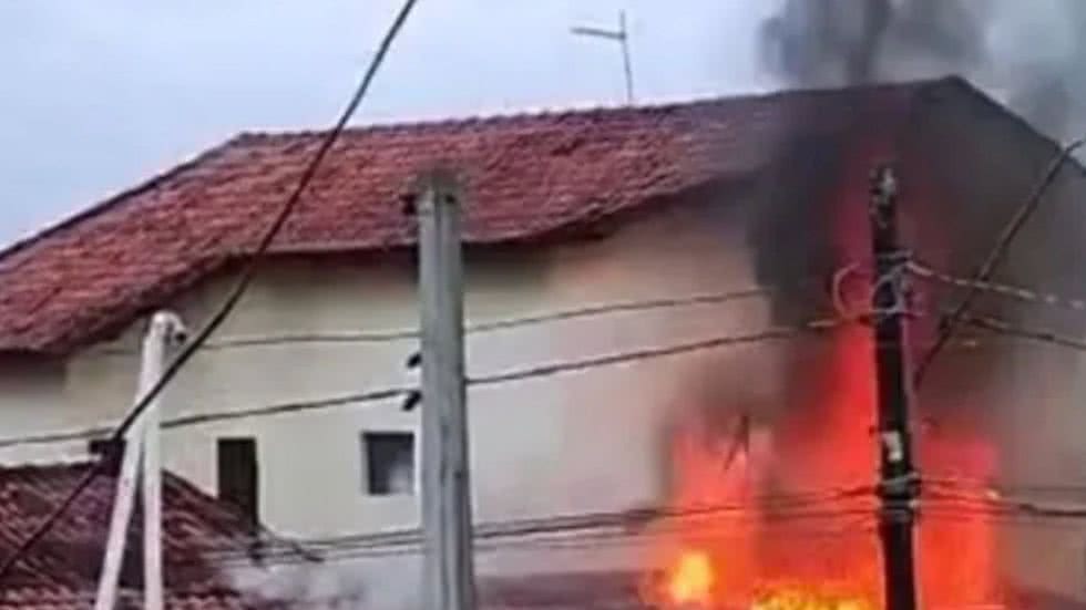 Casal de idosos morre durante incêndio em Itanhaém - Imagem: reprodução THMais
