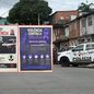 Policiais militares percorreram ruas da Zona Noroeste de Santos para orientar moradores sobre prevenção à violência doméstica e divulgar canais de apoio às vítimas - Imagem: Yasmin Braga/TV Tribuna